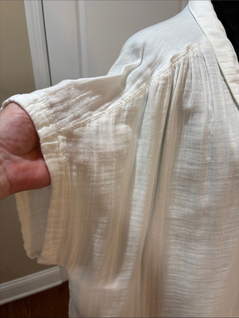Old Navy Ivory Button-Front Pocket Blouse - Picture 4 of 9